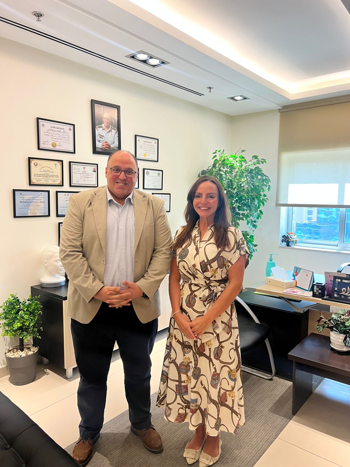 الدكتورة ريتشل كامينسكي تزور عيادة الدكتور راكان حداد لتبادل الخبرات في أمراض الصدر والرئة